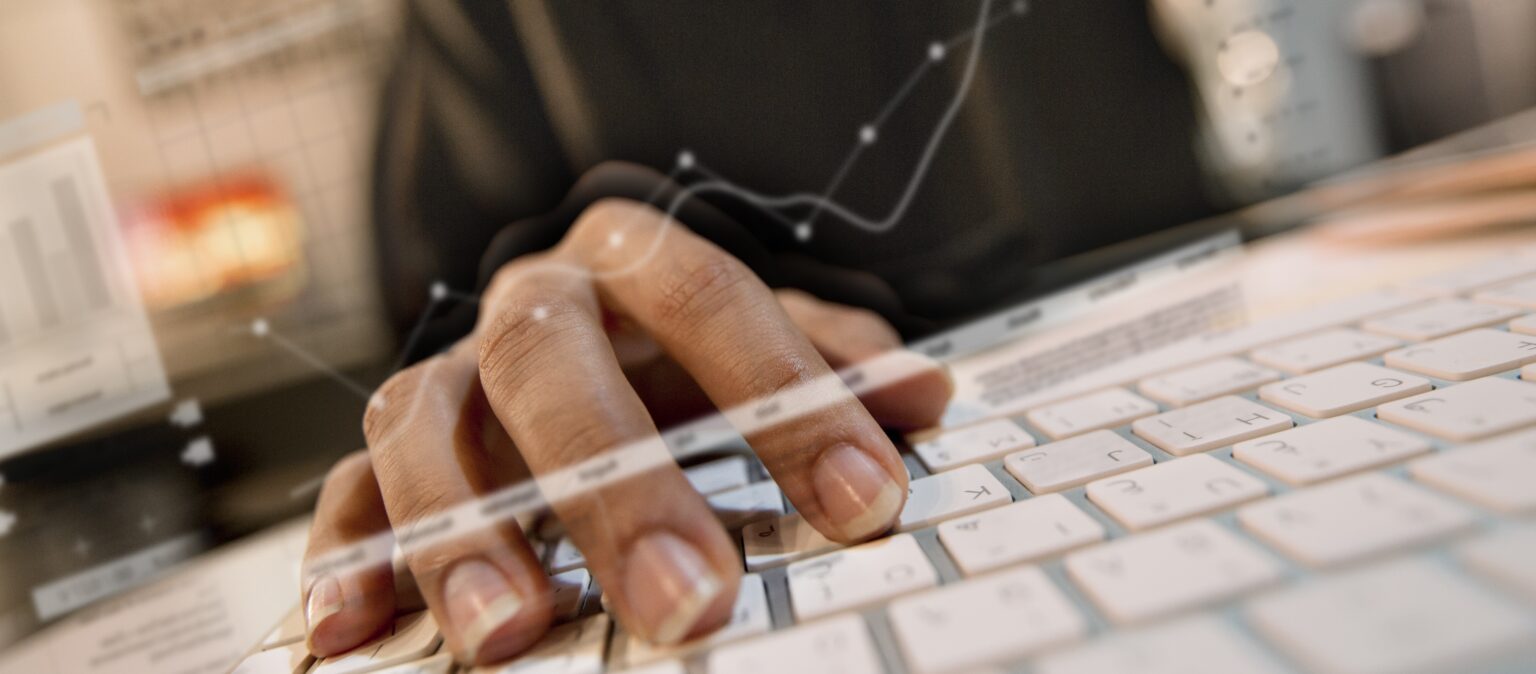 Pessoa analisando dados digitais no computador para decidir pautas de redes sociais no Search Console